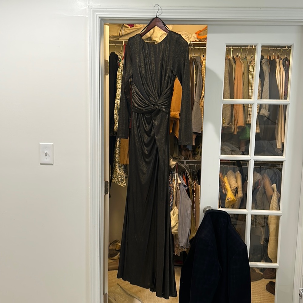 Vince Camuto long dress. Beautiful and very flattering!
